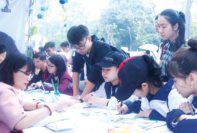 Cam kết hoàn học phí nếu thất nghiệp Thí sinh tham gia ngày hội tư vấn tuyển sinh tại trường ĐH Kinh tế quốc dân. Ảnh: T.H.