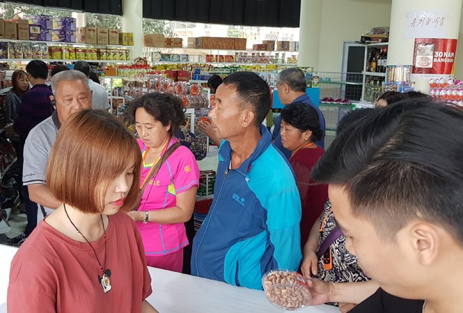 Lại bùng phát tour 0 đồng: Chính quyền vào cuộc Khách Trung Quốc luôn chi mạnh hầu bao cho những món hàng họ thích. Ảnh: Hoàng Dương.