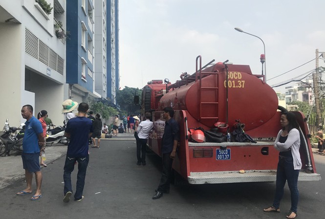 Cần làm gì khi xảy ra cháy ở chung cư? Xe cứu hỏa đến hiện trường vụ cháy. Ảnh: N.B.