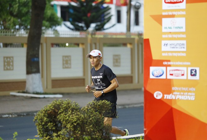 Long marathon và một thập kỷ dự giải VĐV Nguyễn Văn Long thử đường chạy tại Việt dã Tiền Phong 2018.