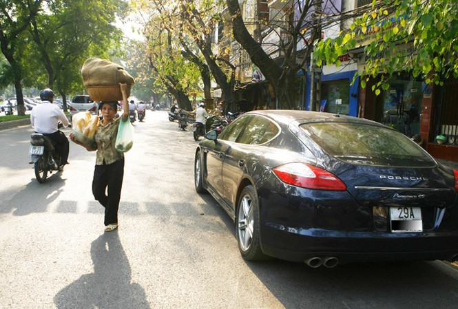 Lo lớp trung lưu làm giàu từ bất động sản, chứng khoán, tiền ảo Khoảng cách giàu nghèo ngày càng tăng tại Việt Nam. Ảnh: Hồng Vĩnh.