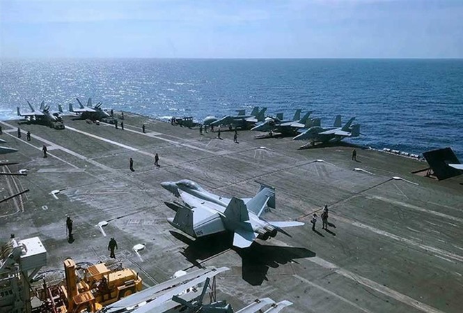 Mỹ - Trung dồn dập phô diễn uy lực trên biển Đông Tàu sân bay USS Theodore Roosevelt trên biển Đông hôm 10/4. Ảnh: AP.