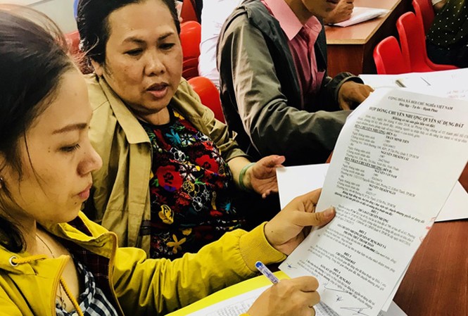 Chung cư trầm lắng, đất nền tăng đột biến Người dân xếp hàng tại khu vực Văn phòng đăng ký đất đai quận 9 (TPHCM) chờ đến lượt vào bốc số thứ tự.