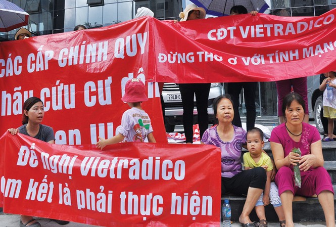 Tranh chấp chung cư lan rộng: Hàng loạt quận lờ trách nhiệm Cư dân phản đối chủ đầu tư Vietradico về tranh chấp chung cư. Ảnh: Anh Tuấn.