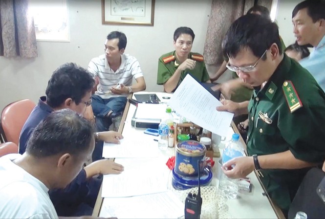 Vụ Hải quan tiếp tay buôn lậu xăng dầu: Người đứng đầu có vô can?
Các trinh sát phá án lấy lời khai các đối tượng trong đường dây buôn lậu xăng dầu.