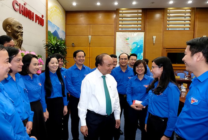 Xây dựng lớp trẻ sáng tạo, có khát vọng Thủ tướng Nguyễn Xuân Phúc trò chuyện với các cán bộ Đoàn tại buổi làm việc sáng ngày 13/4. Ảnh: Quang Hiếu.