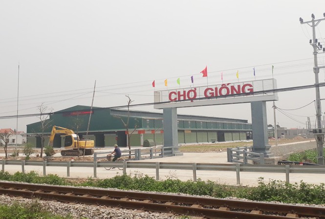 Thanh tra điểm nóng đất đai tại Hải Dương Dự án chợ mới (chợ Giống) ở xã Cổ Dũng (Kim Thành, Hải Dương) nằm sát QL 5 được xây dựng gần xong mới có quyết định thu hồi đất. Ảnh chụp chiều 18/4. Ảnh: CTV.