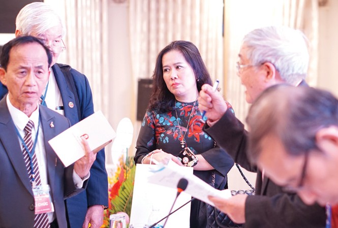 Cuộc 'lật đổ' của những người trẻ Sau khi công bố kết quả, nhiều đại biểu còn thắc mắc về số phiếu. Ảnh: Nguyên Khánh.