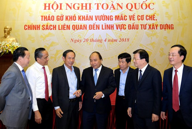 Không để 'có 300 lạng việc này mới xong' Thủ tướng Nguyễn Xuân Phúc trao đổi với các đại biểu dự hội nghị. Ảnh: Q.H.