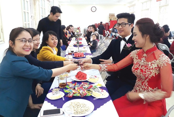Hạnh phúc đám cưới 'siêu tiết kiệm' Đám cưới đôi bạn trẻ Nguyễn Văn Thành và Lê Mỹ Lộc (ở Hùng Vương, Hồng Bàng, Hải Phòng) diễn ra chỉ có tiệc ngọt nhưng ai cũng thấy vui vẻ. Ảnh: Bình Minh.