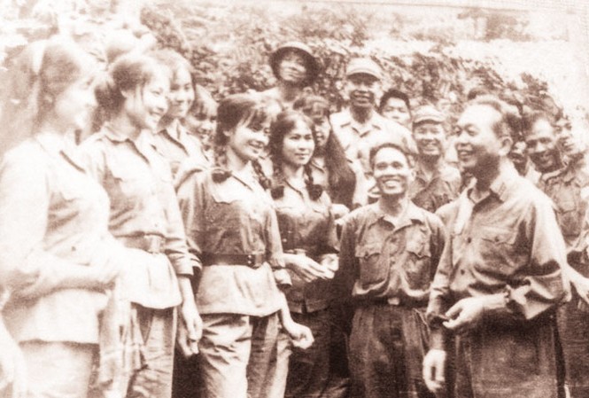 Những trái tim thắp lửa, những chuyện tình còn mãi Ðoàn văn công Quân giải phóng Trị Thiên cùng Ðại tướng Võ Nguyên Giáp tại chiến trường Trị Thiên năm 1972. Ảnh: TL.