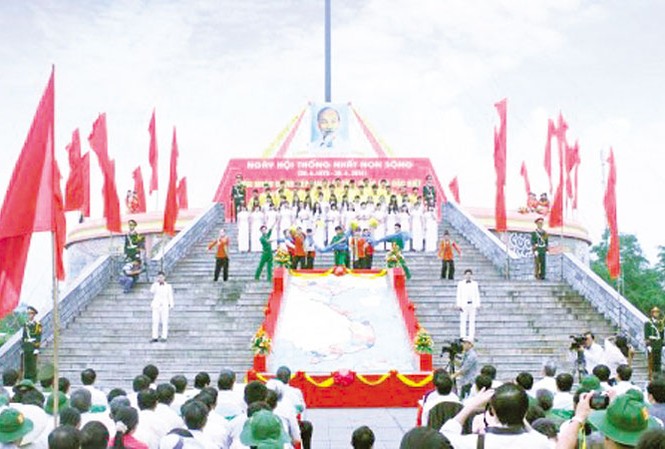 Ðọng mãi câu hò bên bến Hiền Lương Lễ thượng cờ TNNS tại Di tích QGÐB Ðôi bờ Hiền Lương-Bến Hải.