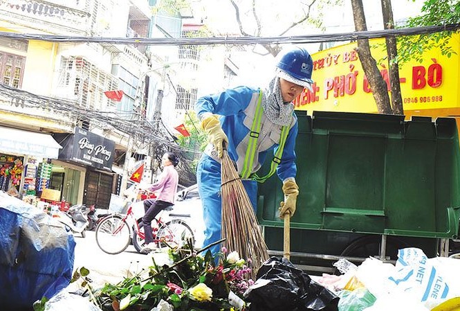 Tăng gấp 10 lần xử phạt vi phạm môi trường: Rác vẫn ngập phố phường Công nhân dọn rác liên tục 7 lượt một ngày trên phố Trần Quang Diệu (Ðống Ða).