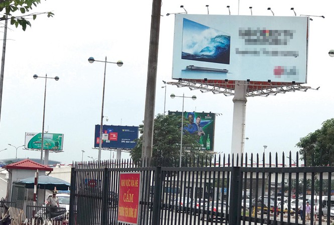 'Nghẹt thở' với quảng cáo của cảng hàng không Nội Bài Thanh tra thành phố kiến nghị xử lý vi phạm quảng cáo tại nhà ga hàng không Nội Bài.