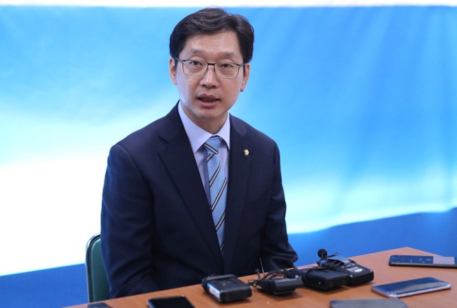 Chân tướng vụ blogger nói xấu Tổng thống Hàn Quốc Ông Kim Kyoung-soo, cánh tay phải của Tổng thống Hàn Quốc Moon Jae-in, sẽ tiếp tục ra tranh cử thống đốc tỉnh Gyeong vào tháng 6 tới, bất chấp bê bối liên quan blogger Druking. Ảnh: Yonhap.