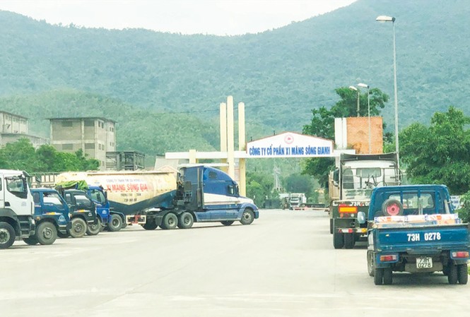 Nhập chất thải Formosa để sản xuất xi măng? Xe bồn chở tro bay của Công ty Lê Nam thường xuyên vào ra cổng Nhà máy Xi măng Sông Gianh.