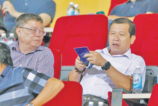 Chuyện 'mạt cưa, mướp đắng' ở VFF Phó ban trọng tài Dương Văn Hiền (bìa phải) trên SVĐ Hàng Đẫy chiều 15/5.
