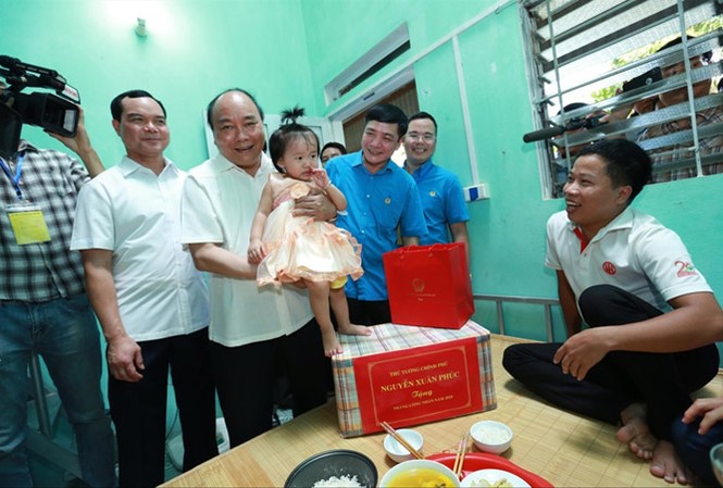 Yêu cầu xử lý nạn 'chặt chém' giá điện, nước Trước cuộc đối thoại Thủ tướng đã đến thăm và tìm hiểu cuộc sống của công nhân ở Đồng Văn - Hà Nam. Ảnh: H.N.