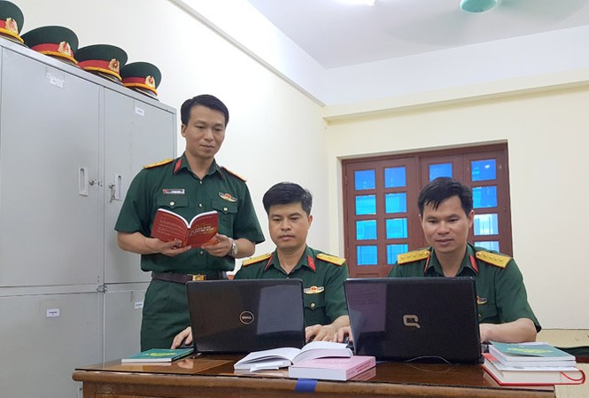 Những sĩ quan trẻ nhiệt huyết, sáng tạo Nhóm nghiên cứu “Giải pháp ngăn chặn tác động của thông tin sai trái trên không gian mạng đến quân nhân ở đơn vị cơ sở hiện nay” đang thảo luận biện pháp áp dụng hiệu quả đề tài trong thực tiễn. Ảnh: N.S.