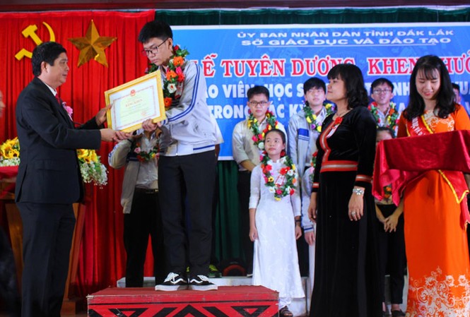 Những người mang niềm vui về phố núi Em Nguyễn Khang Điệp đạt giải nhất môn Hóa học kỳ thi học sinh giỏi quốc gia 2018.
