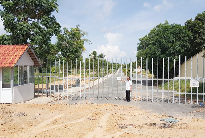 Phú Quốc bị ‘băm nát’ Tranh chấp đất đai, một nhà đầu tư bị dân rào lại bít cả lối vào tại Bãi Trường.