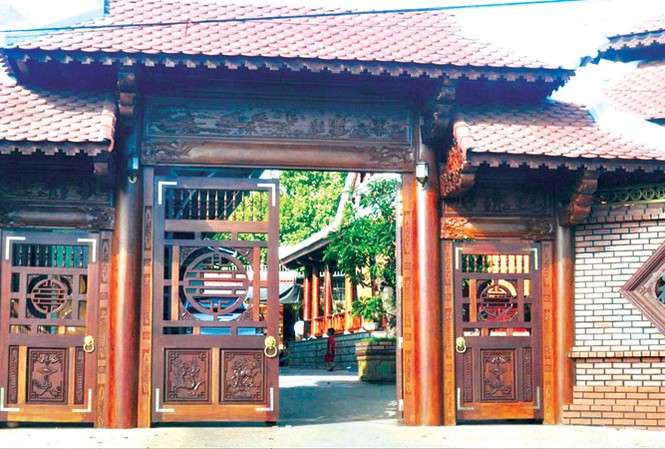 Đua nhau dựng nhà gỗ 'khủng' ở Gia Lai, Kon Tum Một chiếc cổng hoành tráng của một căn biệt thự gỗ.