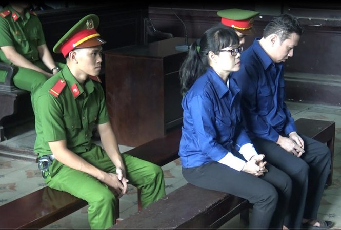 Viện kiểm sát không thừa nhận Huyền Như tham ô Huỳnh Thị Huyền Như và Võ Anh Tuấn tại phiên tòa chiều qua. Ảnh: Tân Châu.