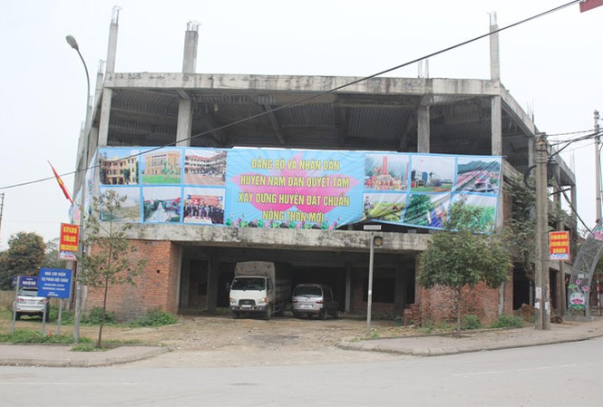 'Công trình trái phép tiền tỷ bỏ hoang': Quả bóng lại... lăn về chỗ Công trình Nam Đàn Plaza tiêu tốn tiền tỷ bỏ hoang nhiều năm nay tại trung tâm thị trấn Nam Đàn.