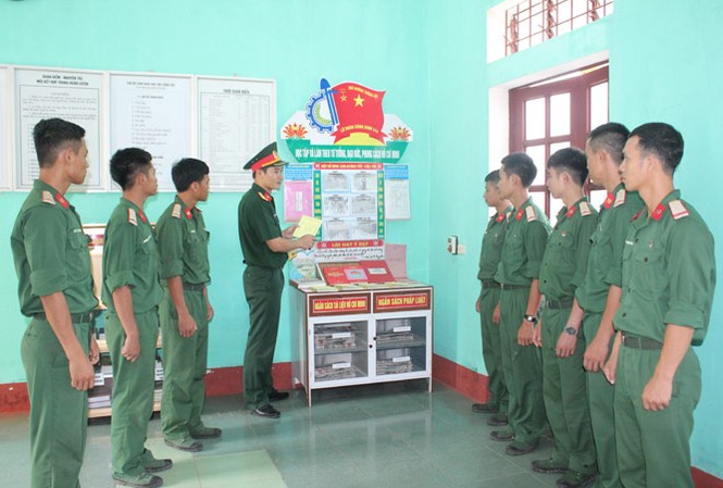 Khơi dậy đam mê sáng tạo Thượng úy Trần Viết Hùng cùng các chiến sĩ bên sáng kiến “Trò chơi hành trình kiến thức”. ẢNH: PHẠM AN.