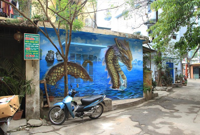 Ranh giới giữa nghệ thuật và 'vẽ bậy' Hình rồng có thể tìm thấy trên mạng được tái tạo trong dự án Nghệ thuật kiến tạo cộng đồng tại tập thể Học viện Phụ nữ Trung ương, phố Pháo Đài Láng, Hà Nội.