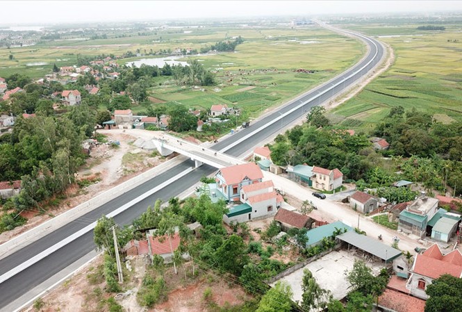 Nhà cửa bị nứt toác vì làm đường cao tốc? Đường cao tốc Hạ Long - Hải Phòng (đoạn đi qua thôn Thống Nhất) chỉ cách nhà dân vài mét. Ảnh: Hoàng Dương.