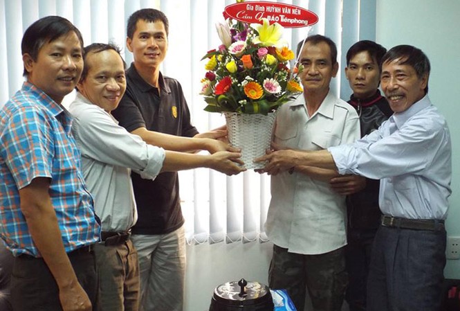 Người đi để nhớ... Nhà báo Nguyễn Đình Quân (thứ hai từ trái sang) cùng các đồng nghiệp Tiền Phong nhận lẵng hoa cám ơn từ “người tù thế kỷ” Huỳnh Văn Nén - người được anh Quân cùng đồng nghiệp kiên trì giải oan