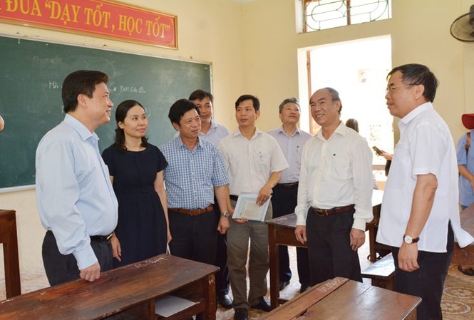 Thi THPT quốc gia 2018: Đề phòng gian lận bằng công nghệ cao Đoàn kiểm tra của Bộ GD&ĐT đang thị sát một điểm thi tại Hải Dương. Ảnh: Nghiêm Huê