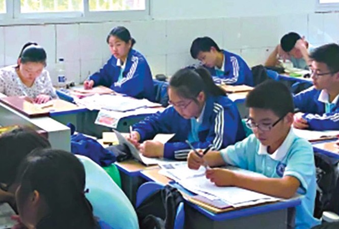 Trung Quốc: Mẹ 3 năm tới trường học cùng con Bà mẹ Trung Quốc đến lớp ngồi học cùng con suốt ba năm liền.