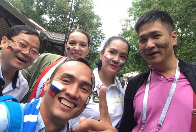 Ký sự World Cup 2018: Xem Nga đá trên đồi Lenin Tác giả (bìa trái) cùng các bạn đồng hành được vẽ mặt miễn phí trên đường đến Fan Fest cổ vũ các trận tứ kết.