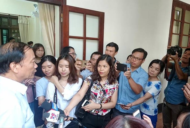 Lương tối thiểu năm tới, tăng bao nhiêu? Ông Hoàng Quang Phòng trong vòng vây báo chí bên lề phiên họp. Ảnh: Phạm Thanh.