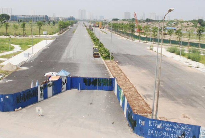 Dự án BT nối Vành đai 3 với Xa La: Tăng vốn 2 lần, 7 năm vẫn dang dở Ðã quá thời hạn hoàn thành hơn 4 năm nhưng đường nối Vành đai 3-Xa La vẫn đang quây rào kín mít.
