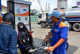 Nhiều bộ đề nghị xây dựng lộ trình tăng thuế với xăng, dầu Ảnh minh hoạ: Internet