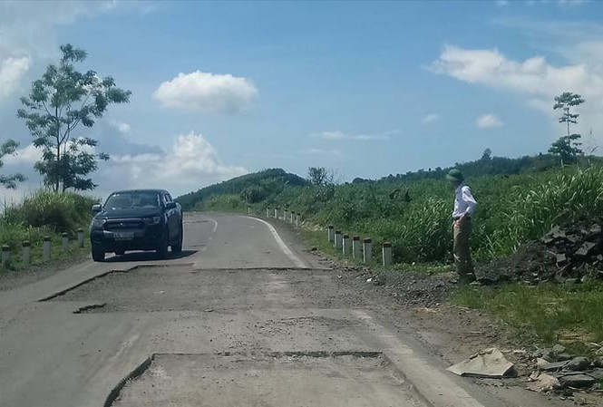 Ðường Trường Sơn Ðông mới hoạt động đã hỏng nặng Ðường Trường Sơn Ðông bị hư hỏng để lại những hố sâu nguy hiểm.