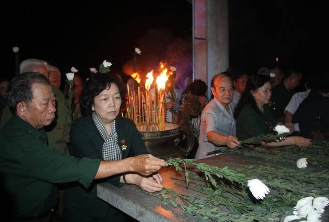 Tri ân những cống hiến của lực lượng TNXP Cựu TNXP dâng hương, hoa tưởng nhớ đồng đội, các Anh hùng liệt sỹ tại Nghĩa trang Quốc gia Đồi 82.