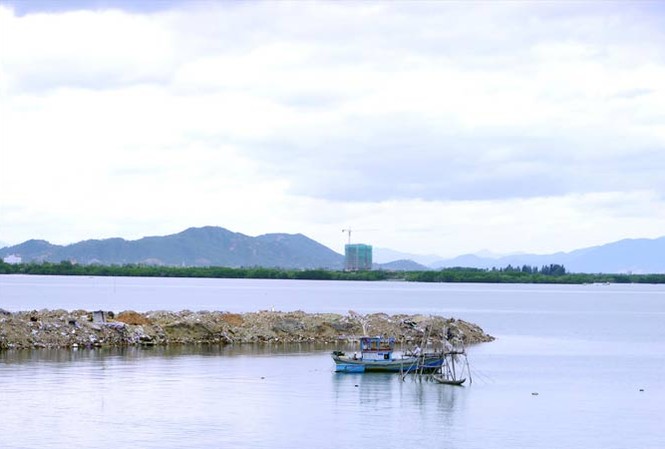 Doanh nghiệp đổ đất lấn đầm, Bí thư Tỉnh ủy nổi giận Doanh nghiệp ngang nhiên đổ đất, đá lấn chiếm đầm Thị Nại khi chưa được phê duyệt thiết kế kỹ thuật.