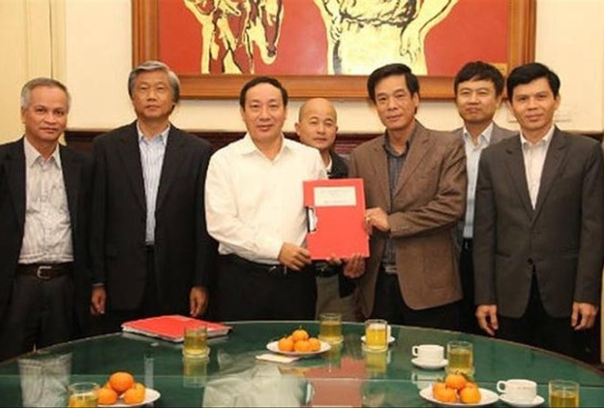 Xét xử cựu thượng tá Út 'trọc': Hàng loạt cán bộ Bình Dương bị sờ gáy Ông Ðinh Ngọc Hệ (Út “trọc” - đứng giữa, hàng sau) sẽ ra tòa vào ngày 30/7 tới.