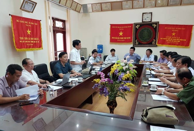 Bộ Giáo dục yêu cầu rà soát lại việc tổ chức thi trên toàn quốc Tổ công tác của Bộ GD&ĐT do ông Mai Văn Trinh, Cục trưởng Cục Quản lý chất lượng, Bộ GD&ĐT (người đứng) dẫn đầu làm việc tại Sơn La. Ảnh: Giáo dục thời đại.