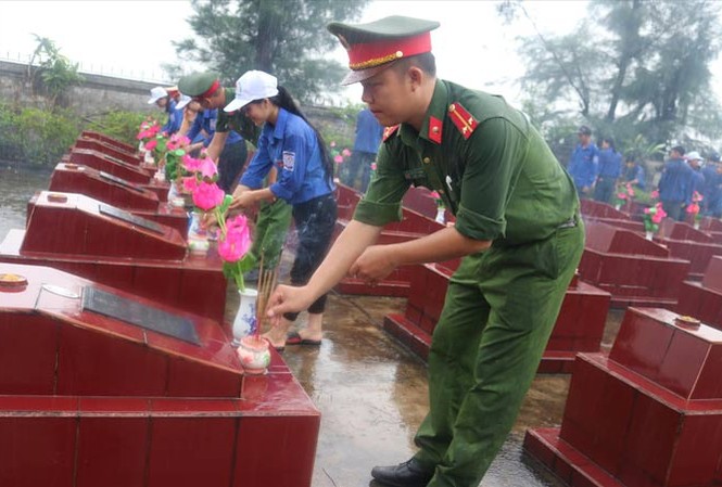 Chung tay “Vì một Việt Nam xanh” Tuổi trẻ Bình Phước chăm sóc nghĩa trang liệt sĩ trong ngày Chủ nhật xanh.