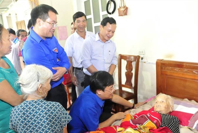 Hành trình tri ân và niềm tự hào Anh Lê Quốc Phong, Bí thư thứ nhất T.Ư Ðoàn thăm hỏi, tặng quà Mẹ Việt Nam anh hùng Lê Thị Em ở xã Thạch Hà, huyện Thạch Hà (Hà Tĩnh). Ảnh: Ðông Hà.