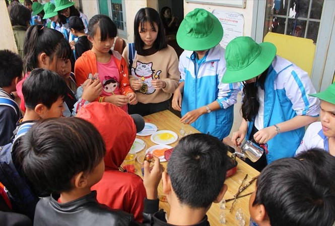 40 trí thức trẻ TPHCM hoạt động tình nguyện tại Ðắk Nông Tổ chức sân chơi khoa học vui cho trẻ em.
