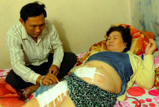 Chém láng giềng để tự “thu hồi đất” Ông Hùng chăm sóc vết thương cho bà Lan.