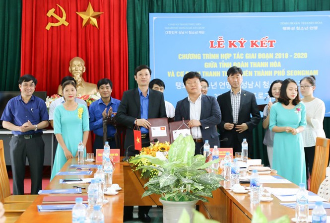 Bắt tay cùng phát triển Tỉnh Ðoàn Thanh Hóa và Cơ quan Thanh thiếu niên thành phố Seongnam (Hàn Quốc) kí kết chương trình hợp tác giai đoạn 2018-2020. Ảnh: H.L.