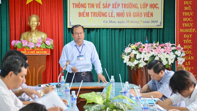 Cà Mau sẽ cắt hợp đồng hơn 1.400 giáo viên Lãnh đạo Sở GD&ĐT Cà Mau thông tin với báo chí về việc cắt hợp đồng giáo viên mà trường tự ý nhận vào giảng dạy. Ảnh: Zing