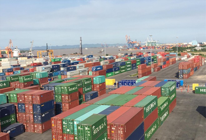 Nhập lậu phế liệu: Tái phạm vì... phạt nhẹ! Cảng Tân Vũ (Hải Phòng) chật kín container hàng hóa, trong đó có không ít các container phế liệu tồn đọng. Ảnh: Tuấn Nguyễn.